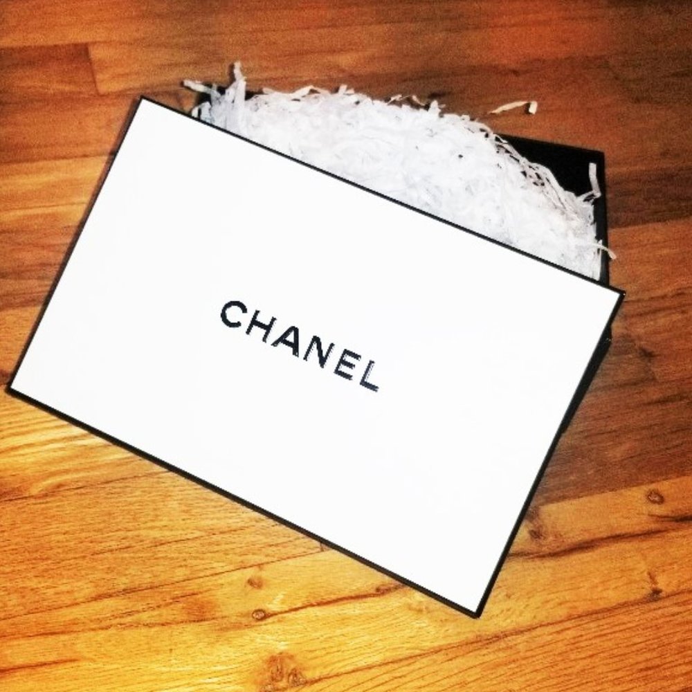 CHANEL gift box with filling and wrapping paper. NEW